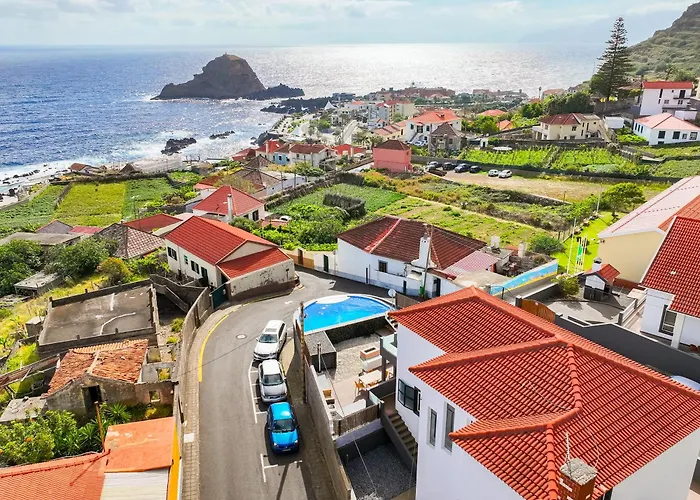 Lighthouse View- Pool * Porto Moniz